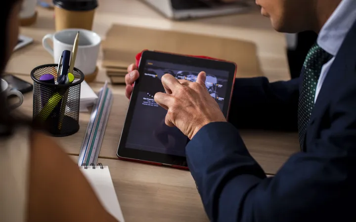 Equipe usando tablet para acompanhar processos digitais