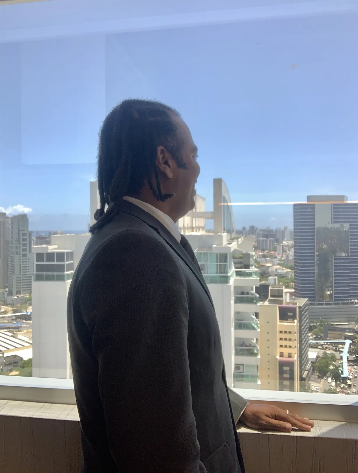 André Luis Dedeko observando Salvador do escritório da Ampla Contabilidade